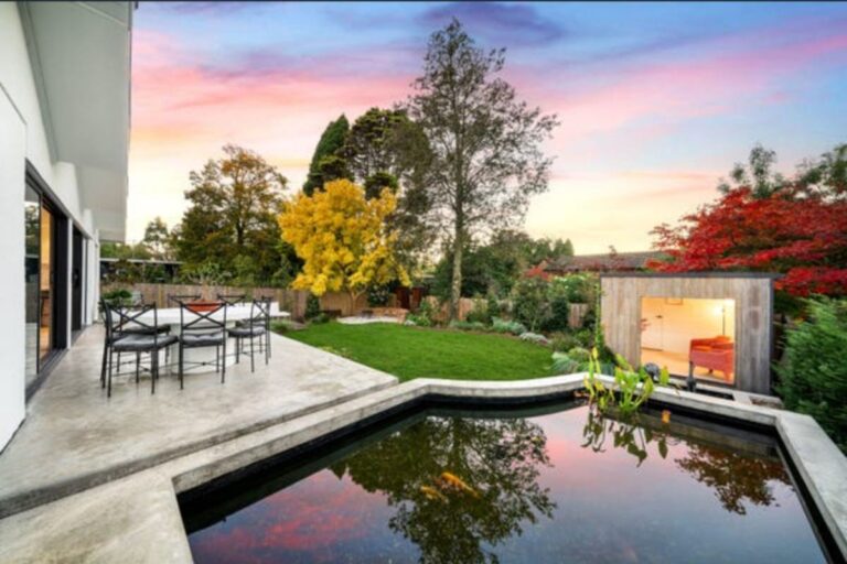 Outdoor area and garden at a Wentworth Falls renovation by Brownjohn Constructions